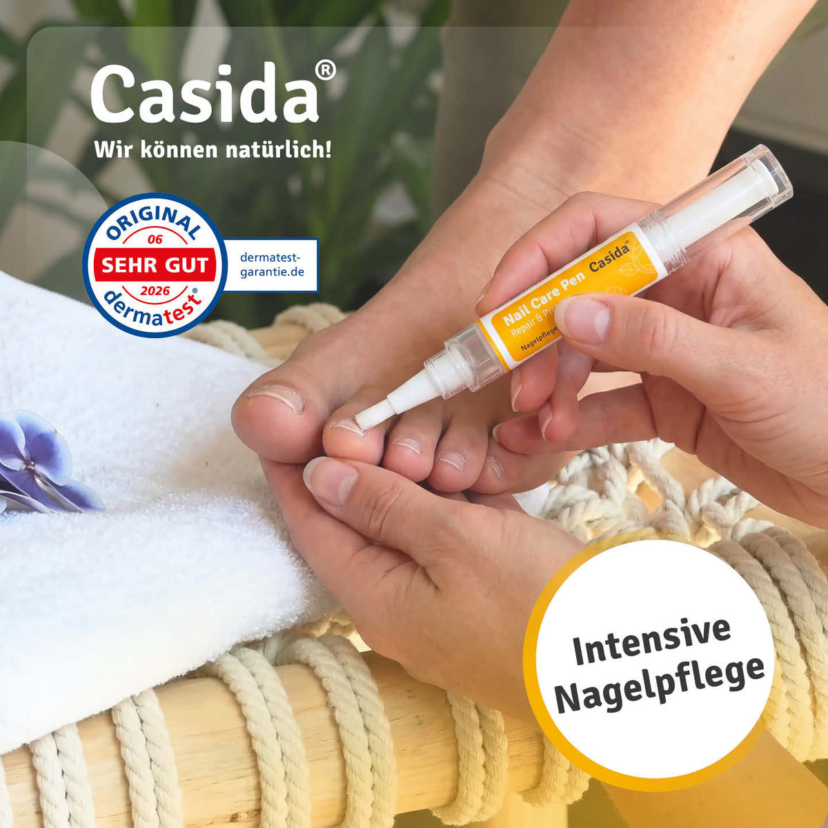 Casida Nail Care Pen wird auf einen Zehennagel aufgetragen, daneben ein Dermatest-Siegel