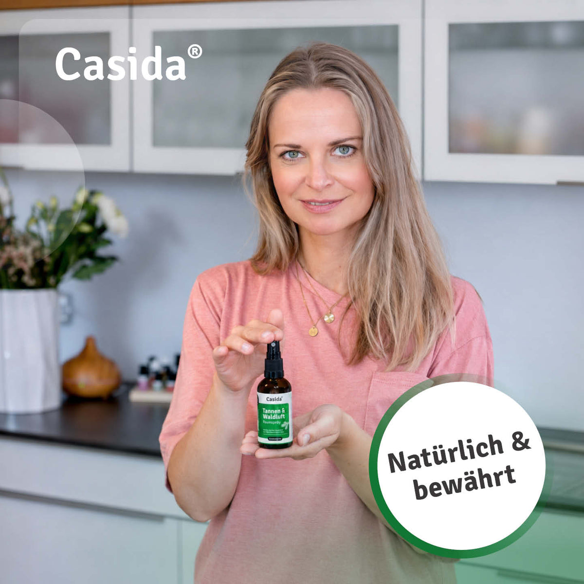 Frau präsentiert Casida Tannen & Waldluft Raumspray
