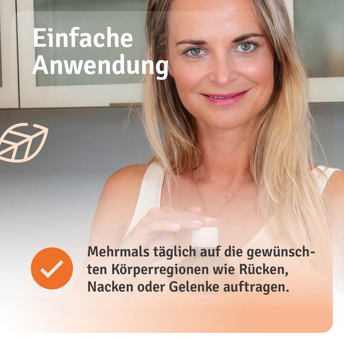 Frau mit Anwendungshinweisen für Casida Bio Johanniskrautöl auf Rücken, Nacken und Gelenken