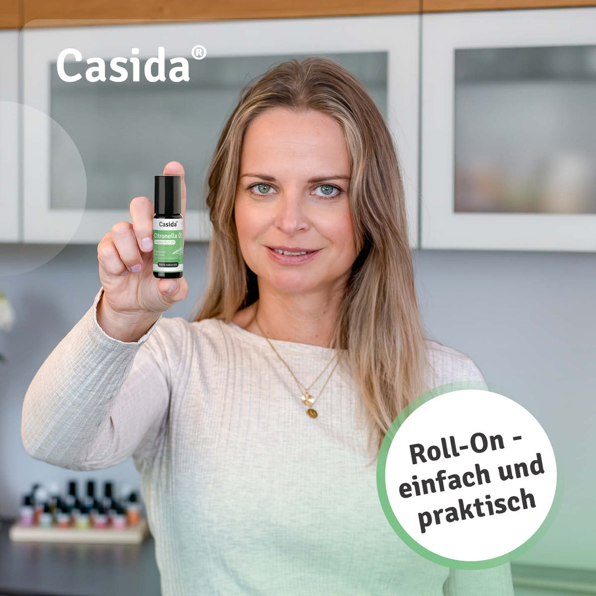 Frau präsentiert einen Casida Citronella Outdoor Roll-On
