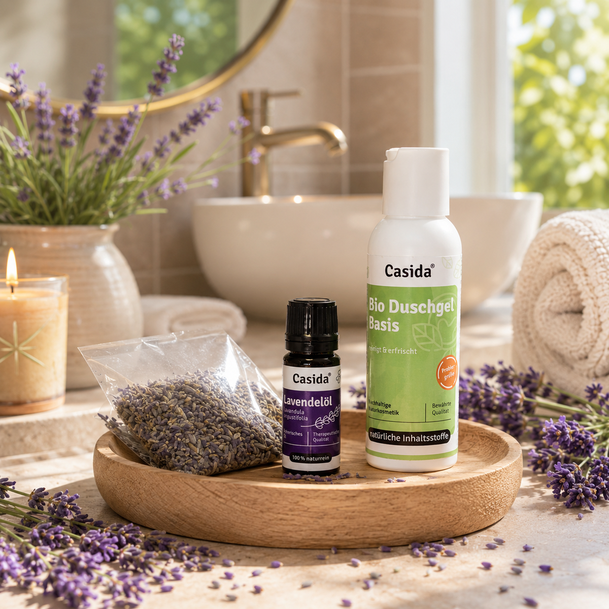 Casida Bio Duschgel Basis und Lavendelöl neben Lavendelblüten und Handtüchern im Badezimmer
