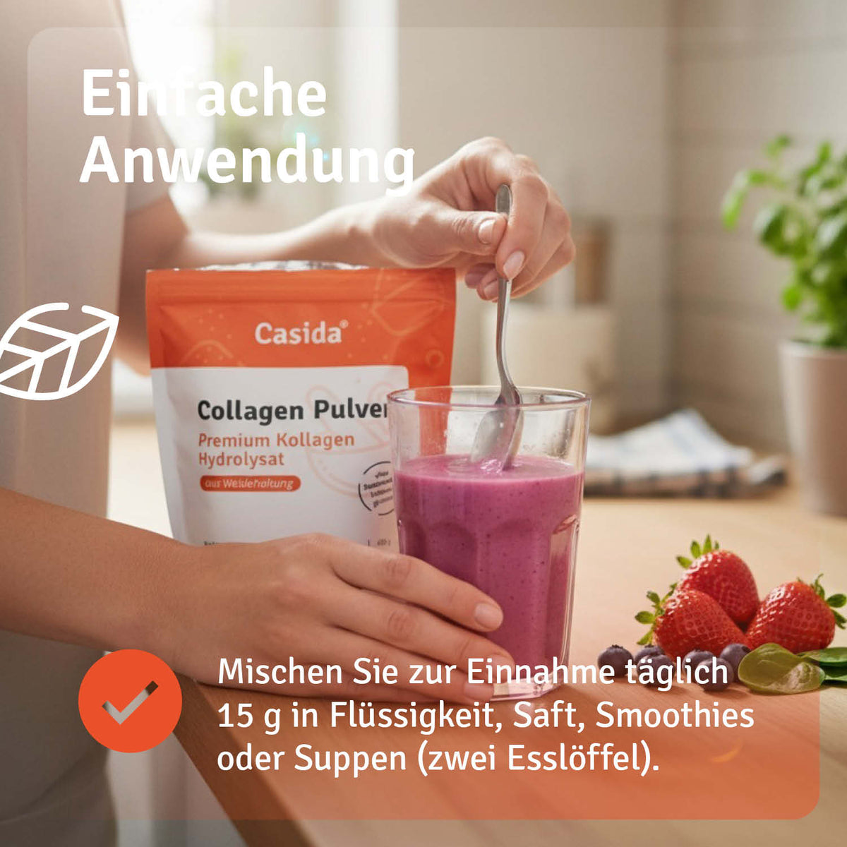 Collagen Pulver by Casida in a bag with a smoothie being prepared, surrounded by strawberries and a leaf icon.