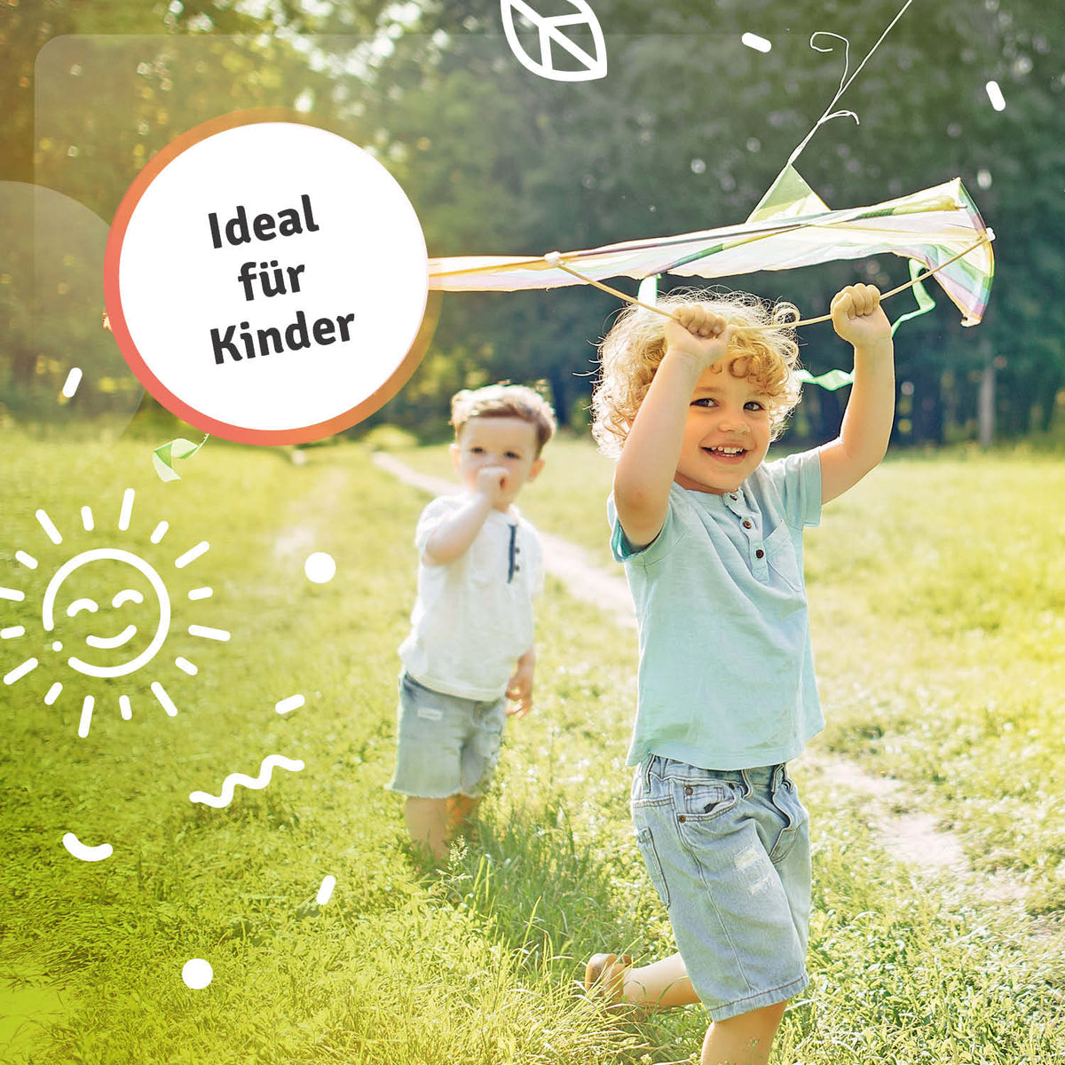 Zwei Kinder spielen mit großen Seifenblasen auf einer sonnigen Wiese