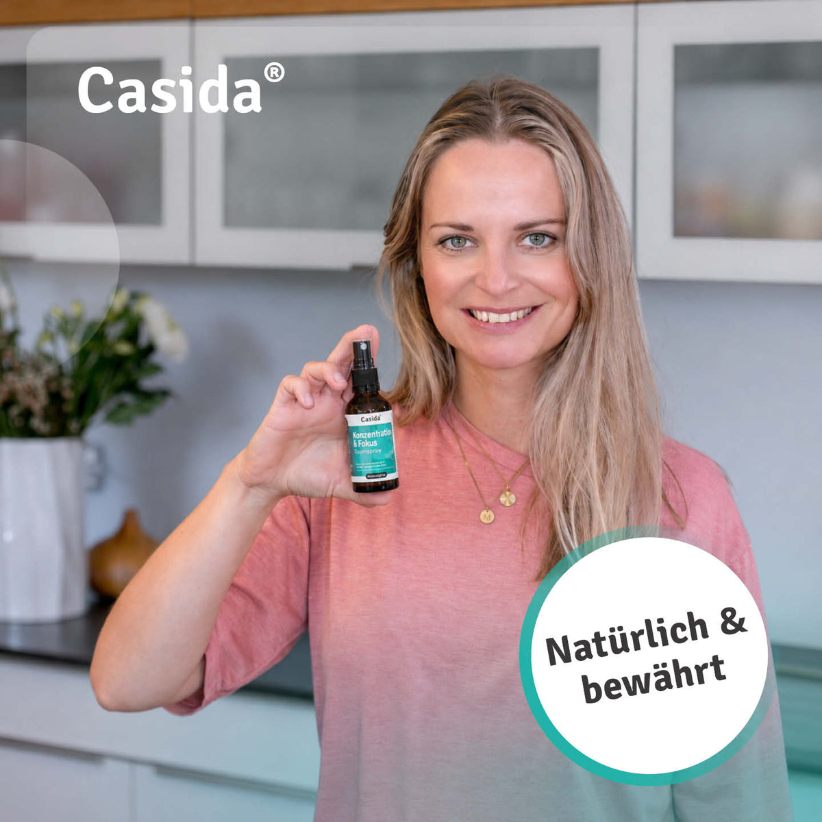 Frau präsentiert Casida Konzentration & Fokus Raumspray