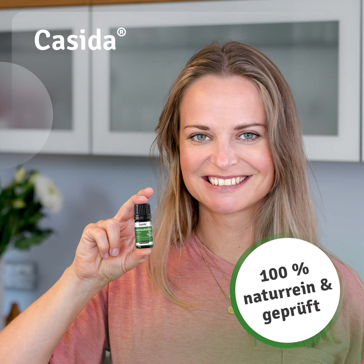 Frau präsentiert eine Flasche Casida Latschenkieferöl