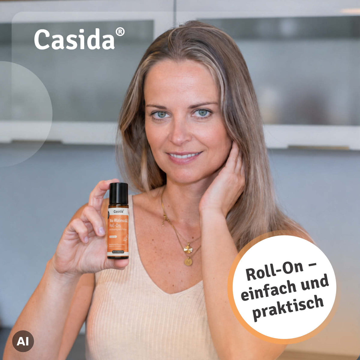 Frau präsentiert den Casida Bio Rizinusöl Roll-On mit Rosenquarz-Roller