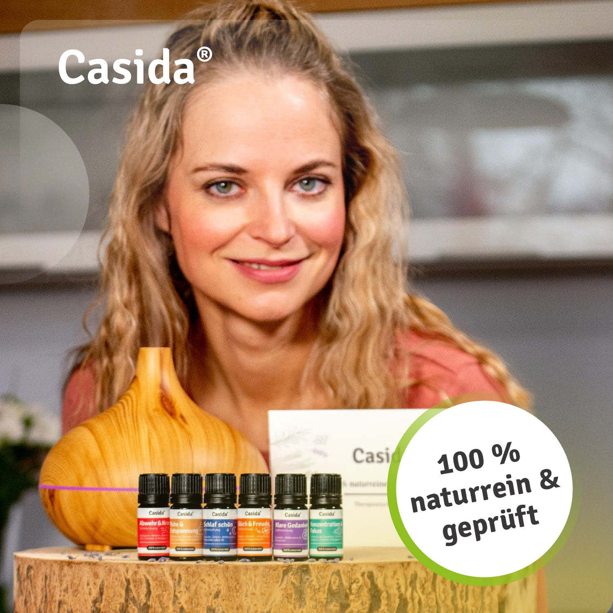 Frau präsentiert das Casida TOP 6 Duftmischungen-Set neben einem Aromadiffuser