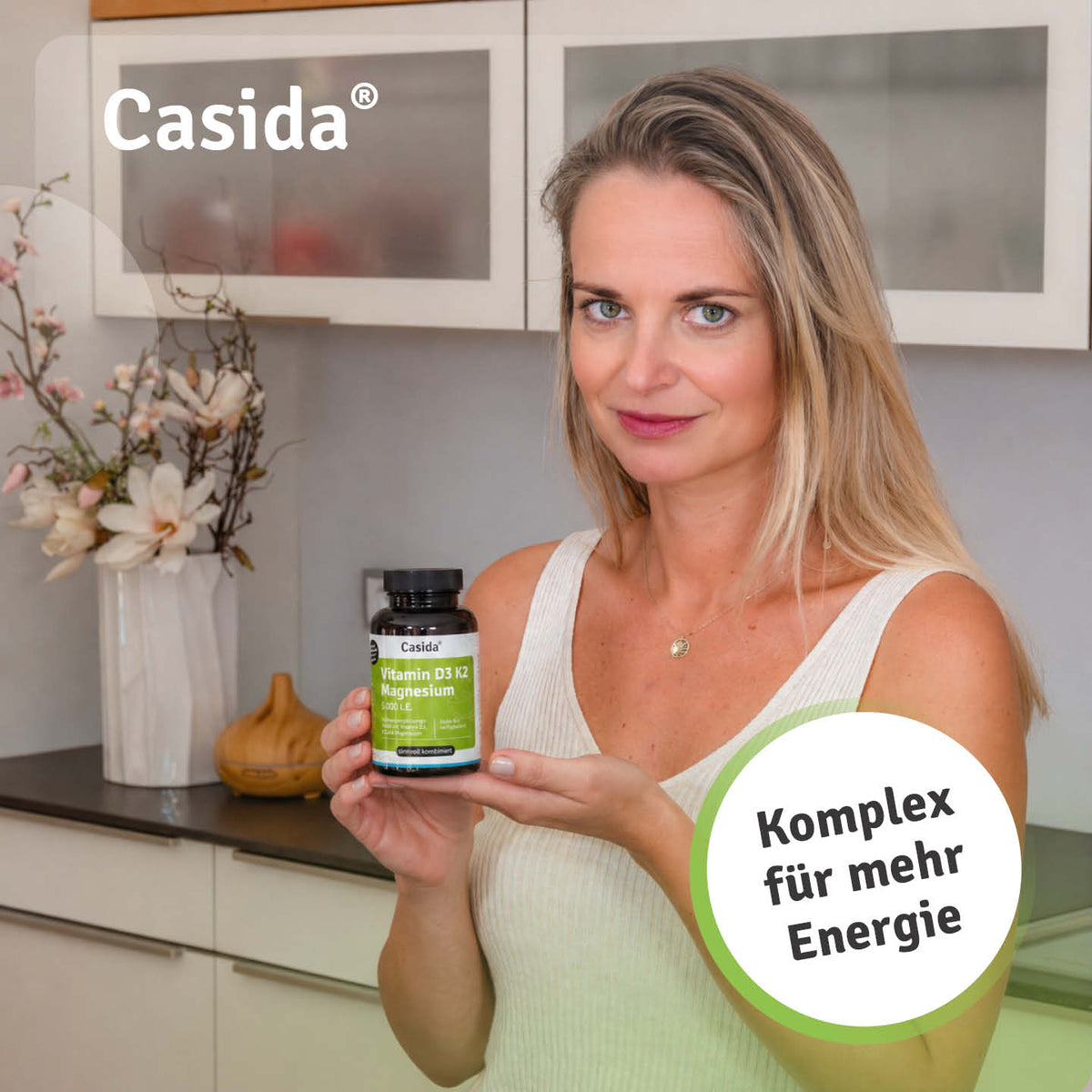 Frau präsentiert eine Dose Casida Vitamin D3 K2 Magnesium 5.000 I.E.