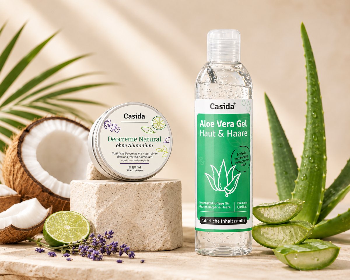 Casida Deocreme Natural und Aloe-vera-Gel neben Kokosnuss und Aloe.