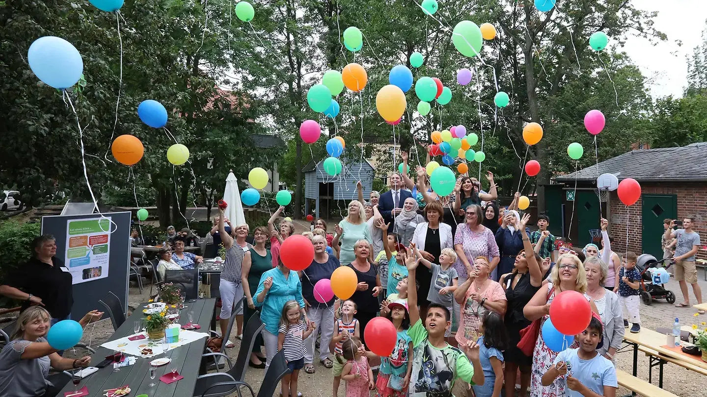 Glückliche Kinder bei einer gemeinschaftlichen Aktion