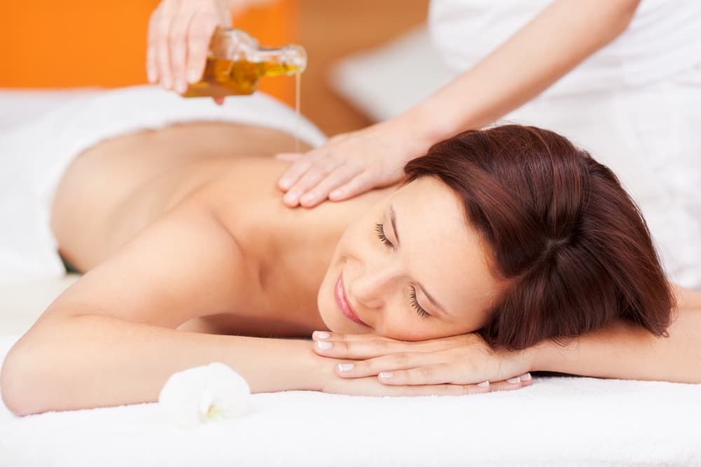 Massage-Ätherische-Öle-AdobeStock_42345914-min